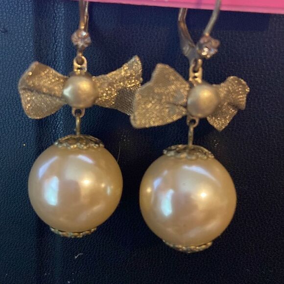 Betsey Johnson Dangling Pearl Bow Earrings New - Picture 2 of 6